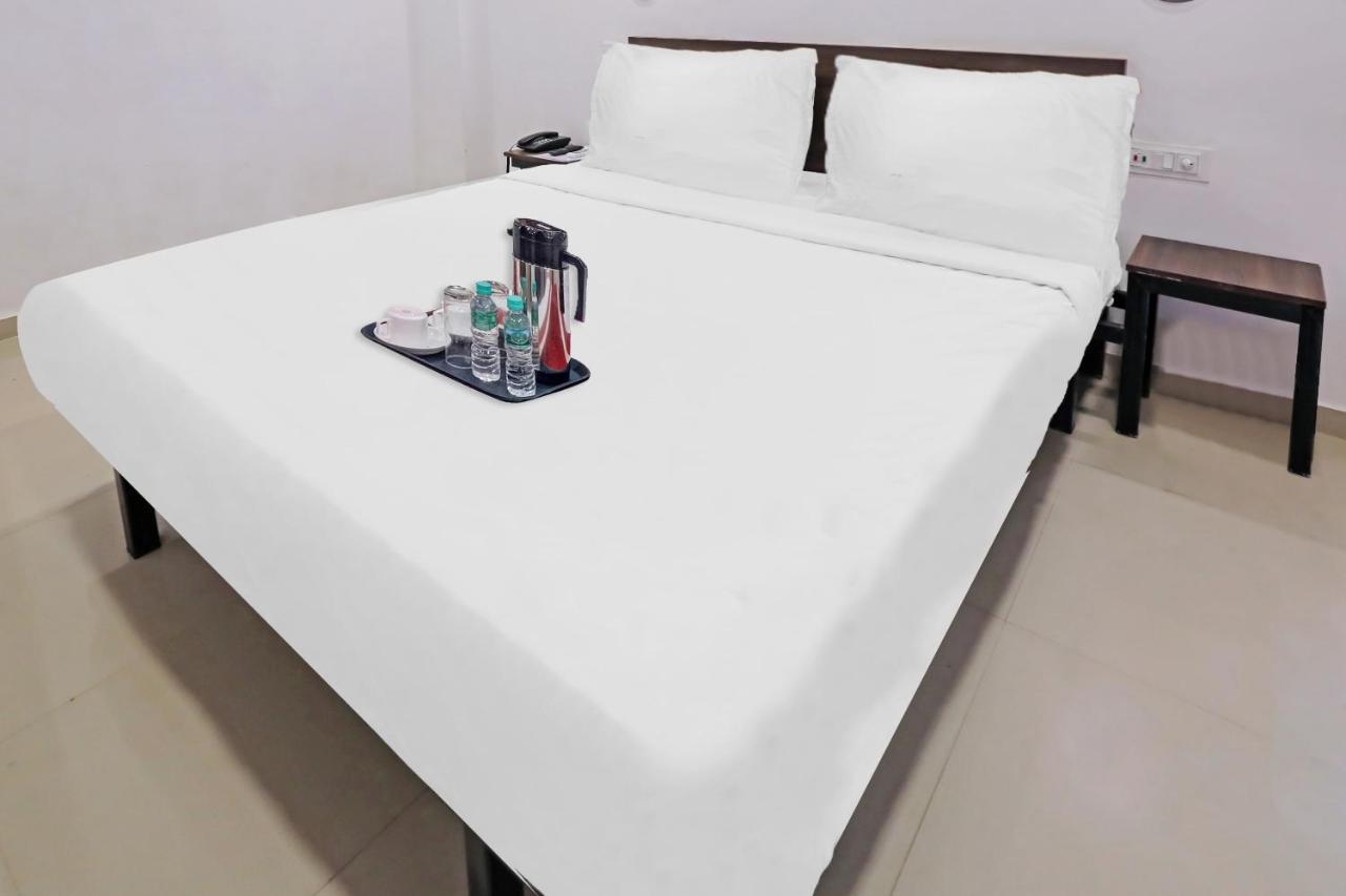 Hotel Gokul Solitaire, Surat Bhatha Buitenkant foto