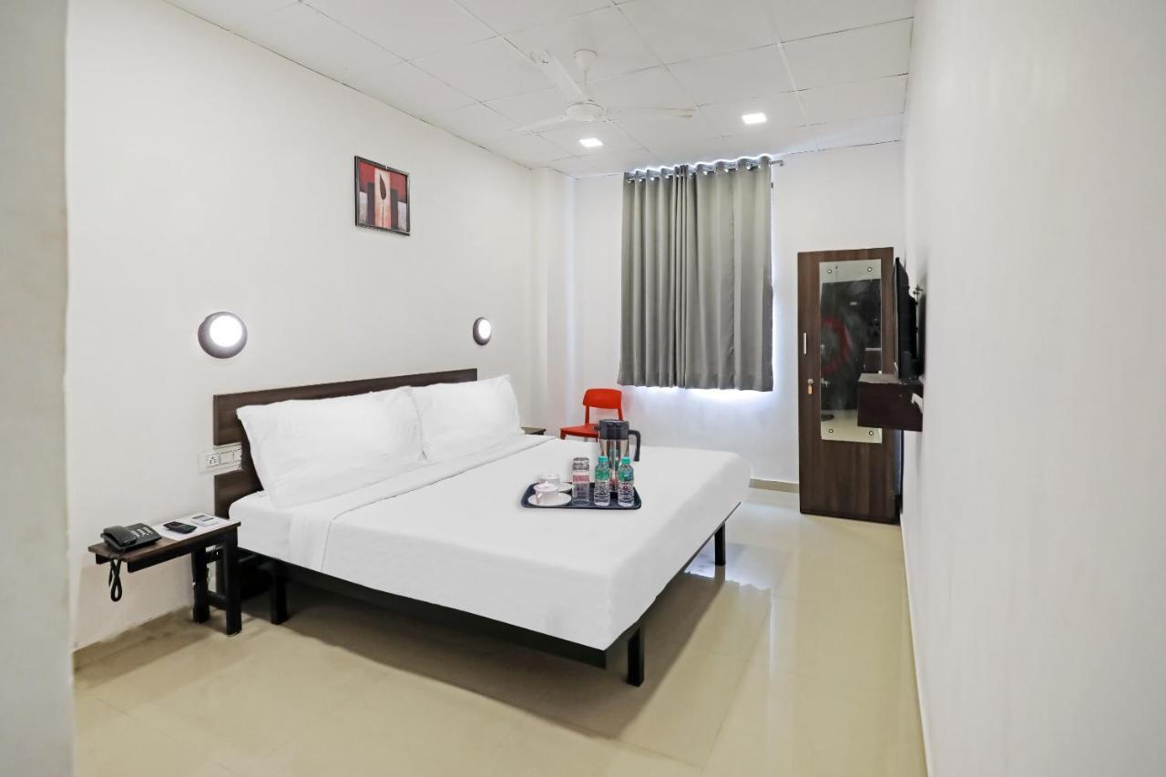 Hotel Gokul Solitaire, Surat Bhatha Buitenkant foto