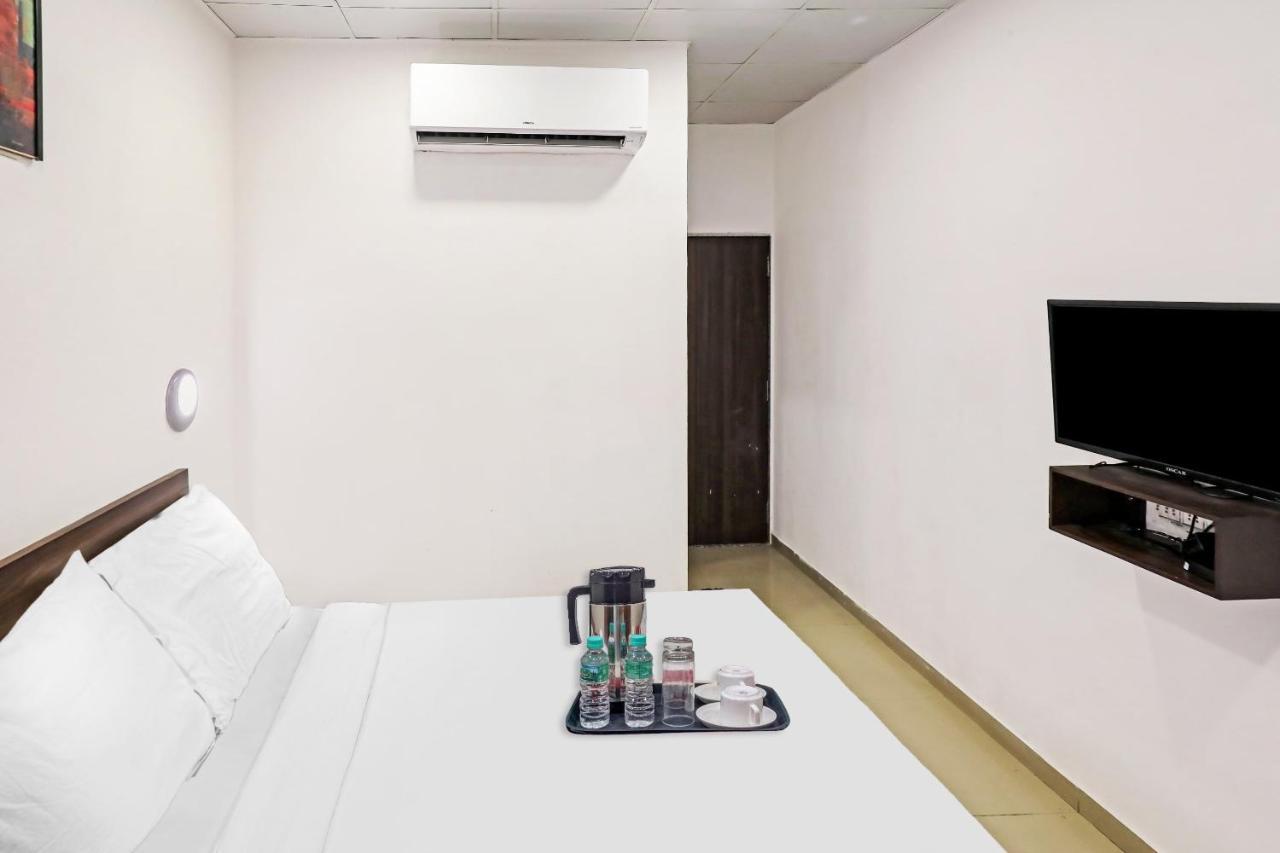 Hotel Gokul Solitaire, Surat Bhatha Buitenkant foto