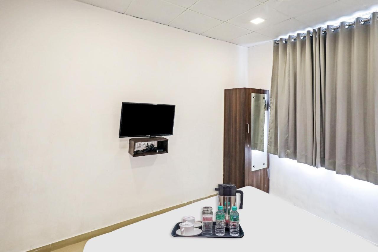 Hotel Gokul Solitaire, Surat Bhatha Buitenkant foto