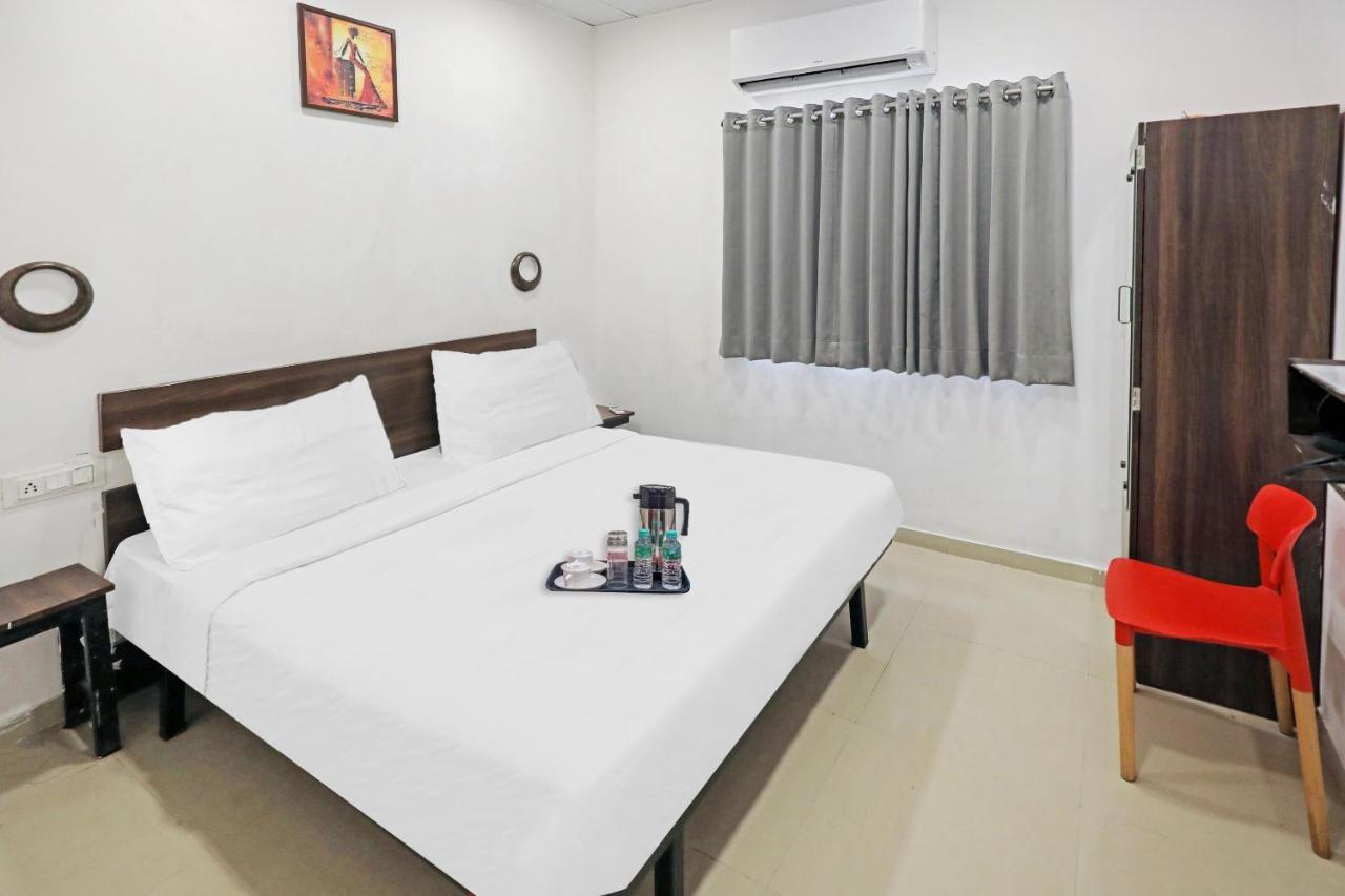 Hotel Gokul Solitaire, Surat Bhatha Buitenkant foto