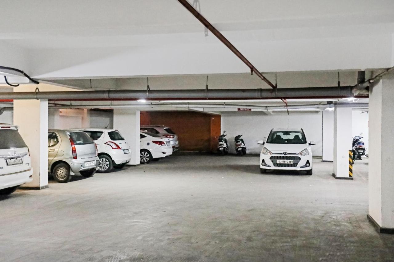 Hotel Gokul Solitaire, Surat Bhatha Buitenkant foto