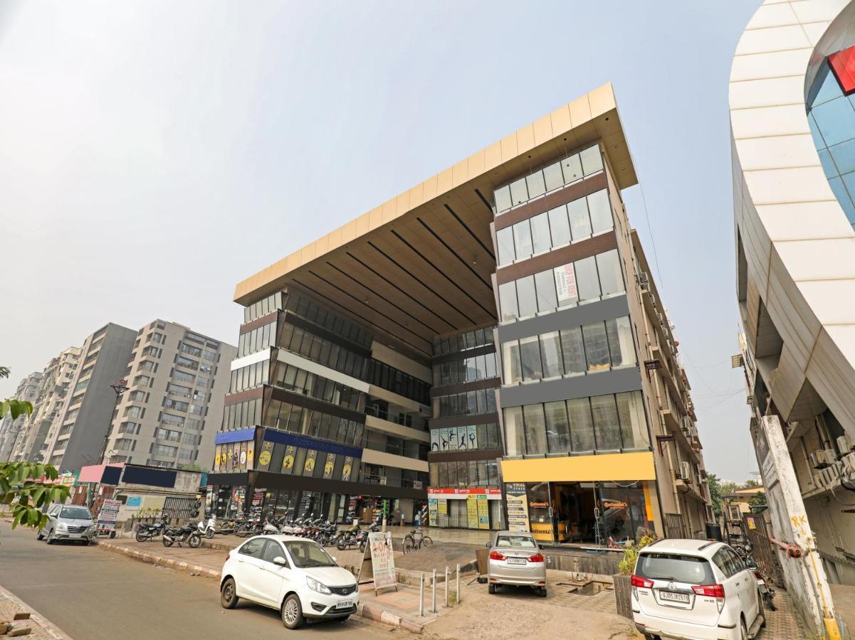 Hotel Gokul Solitaire, Surat Bhatha Buitenkant foto