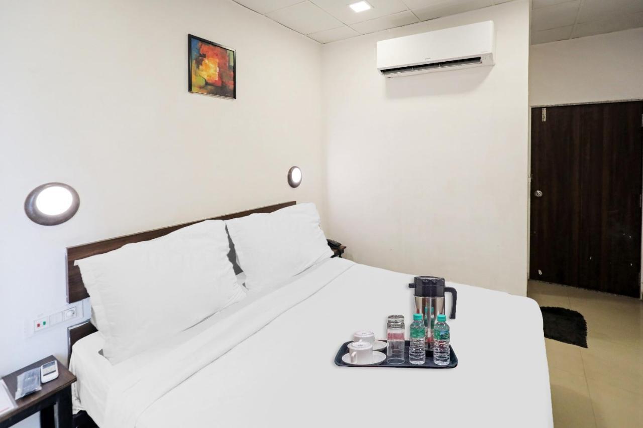 Hotel Gokul Solitaire, Surat Bhatha Buitenkant foto