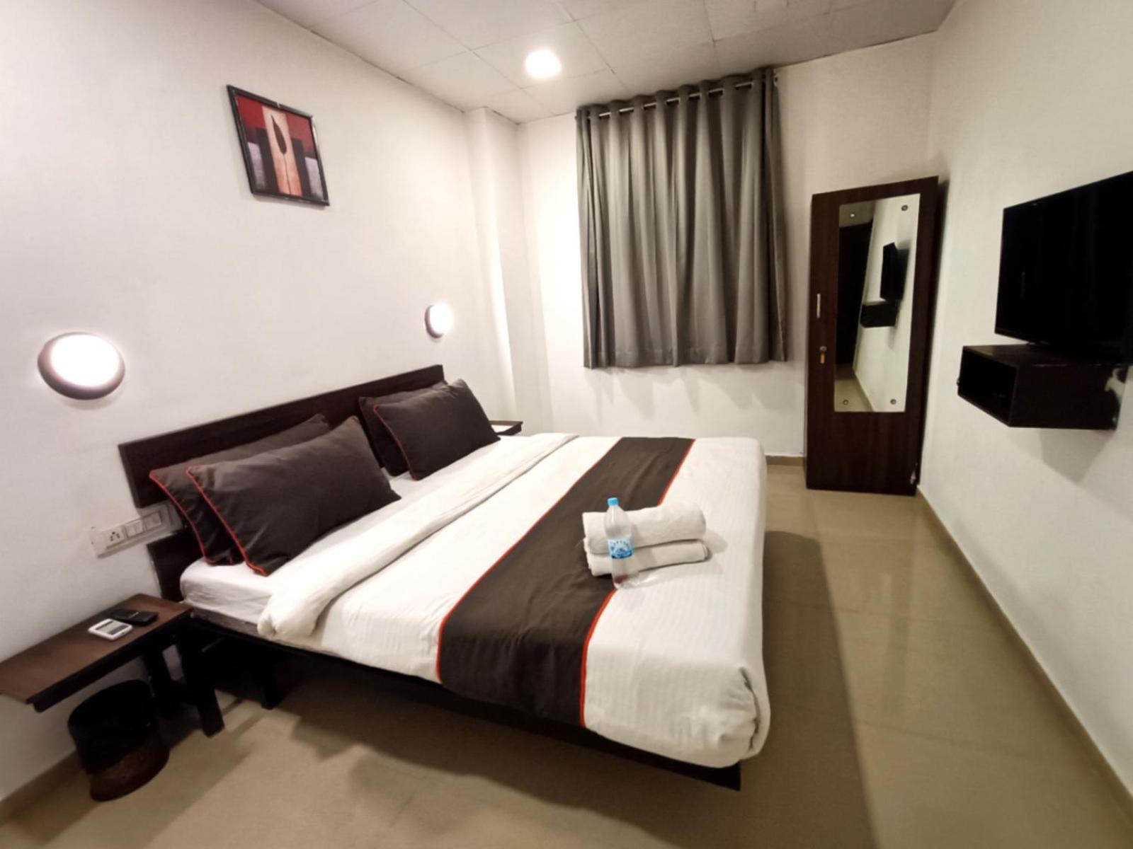 Hotel Gokul Solitaire, Surat Bhatha Buitenkant foto
