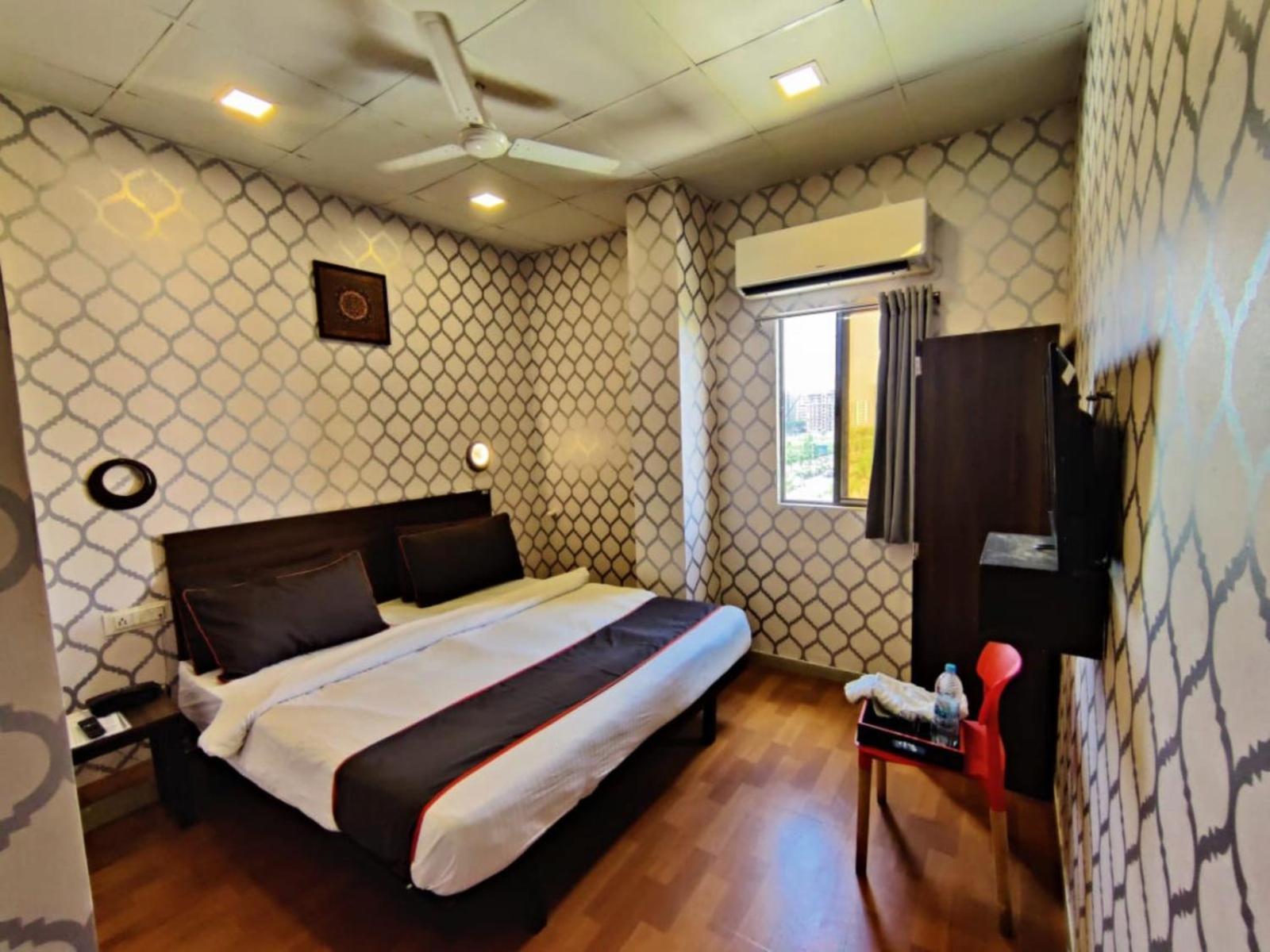 Hotel Gokul Solitaire, Surat Bhatha Buitenkant foto