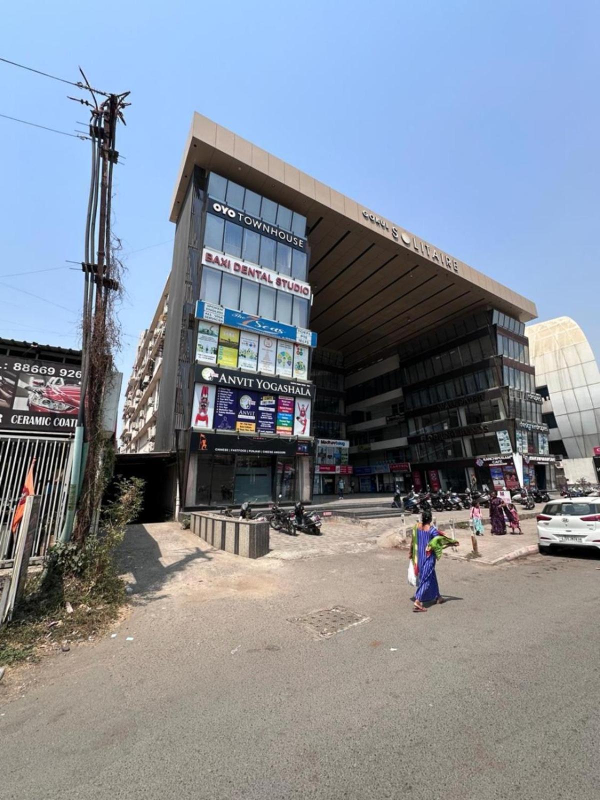 Hotel Gokul Solitaire, Surat Bhatha Buitenkant foto