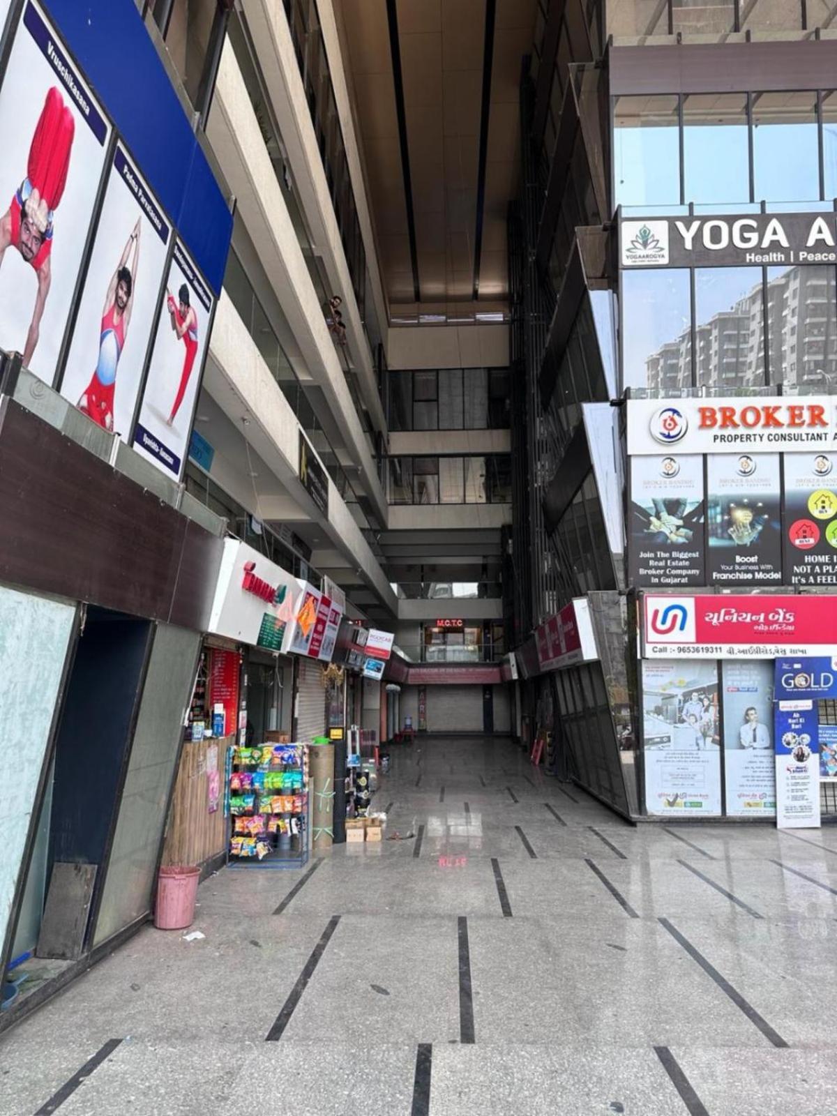 Hotel Gokul Solitaire, Surat Bhatha Buitenkant foto