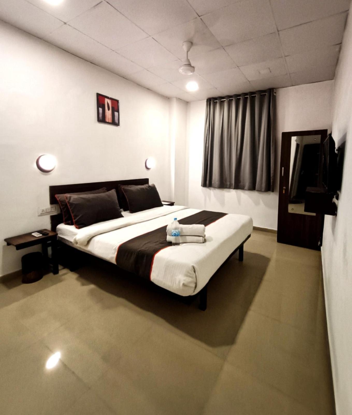 Hotel Gokul Solitaire, Surat Bhatha Buitenkant foto