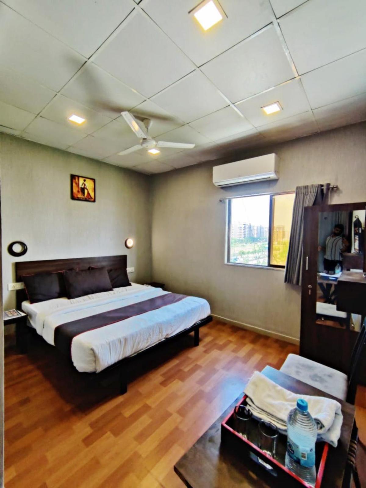 Hotel Gokul Solitaire, Surat Bhatha Buitenkant foto