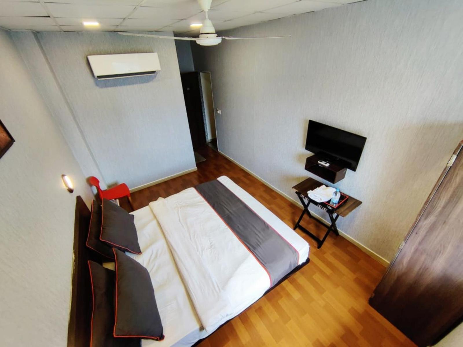 Hotel Gokul Solitaire, Surat Bhatha Buitenkant foto