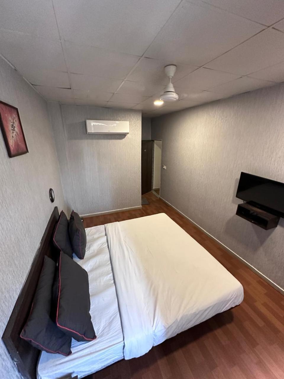 Hotel Gokul Solitaire, Surat Bhatha Buitenkant foto