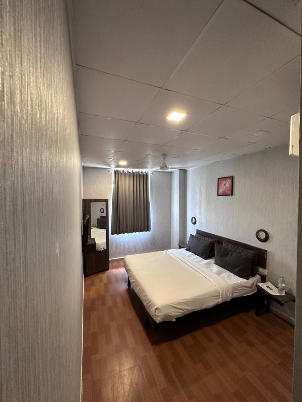 Hotel Gokul Solitaire, Surat Bhatha Buitenkant foto