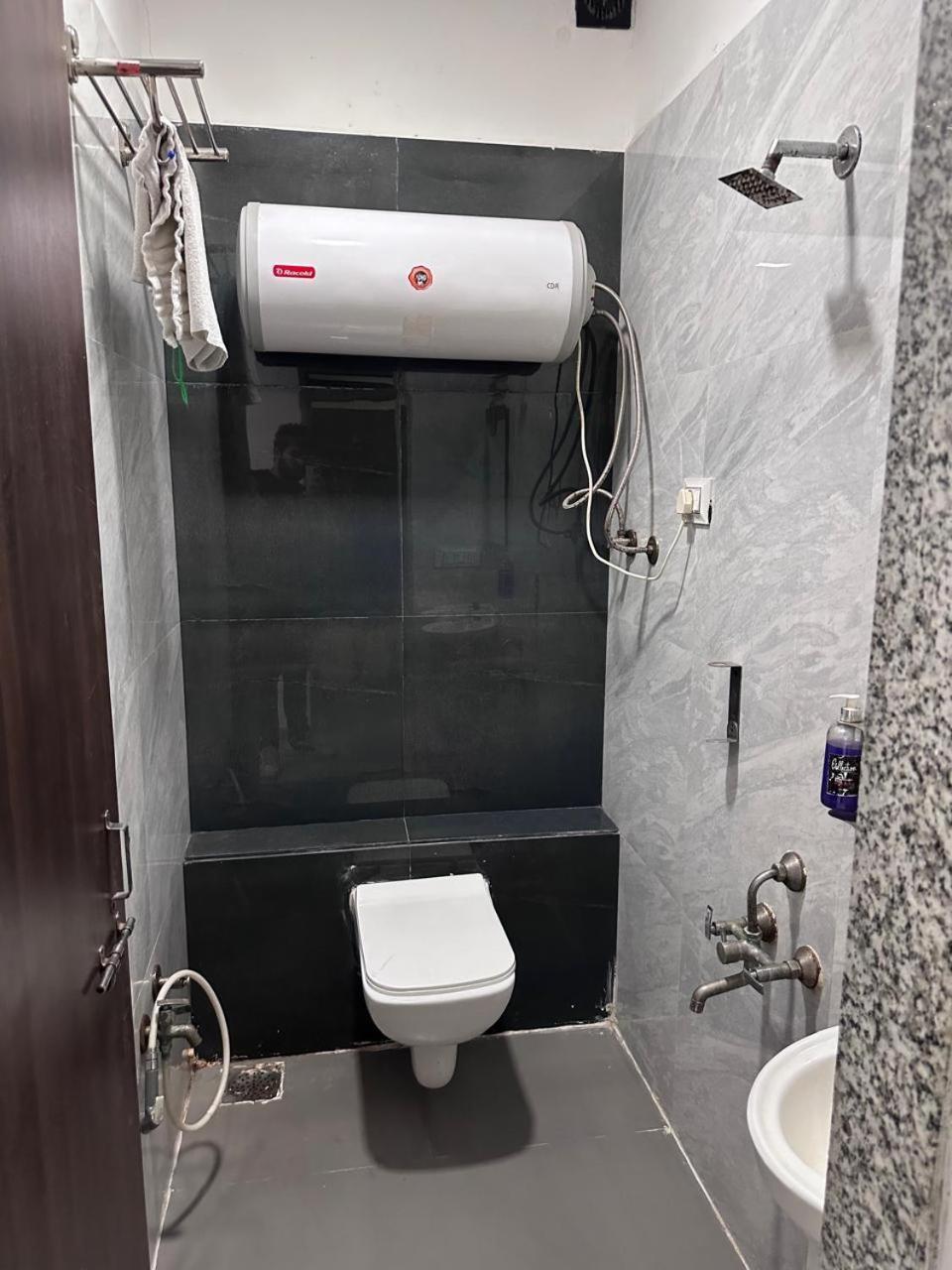 Hotel Gokul Solitaire, Surat Bhatha Buitenkant foto