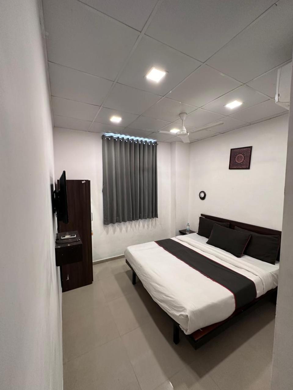 Hotel Gokul Solitaire, Surat Bhatha Buitenkant foto