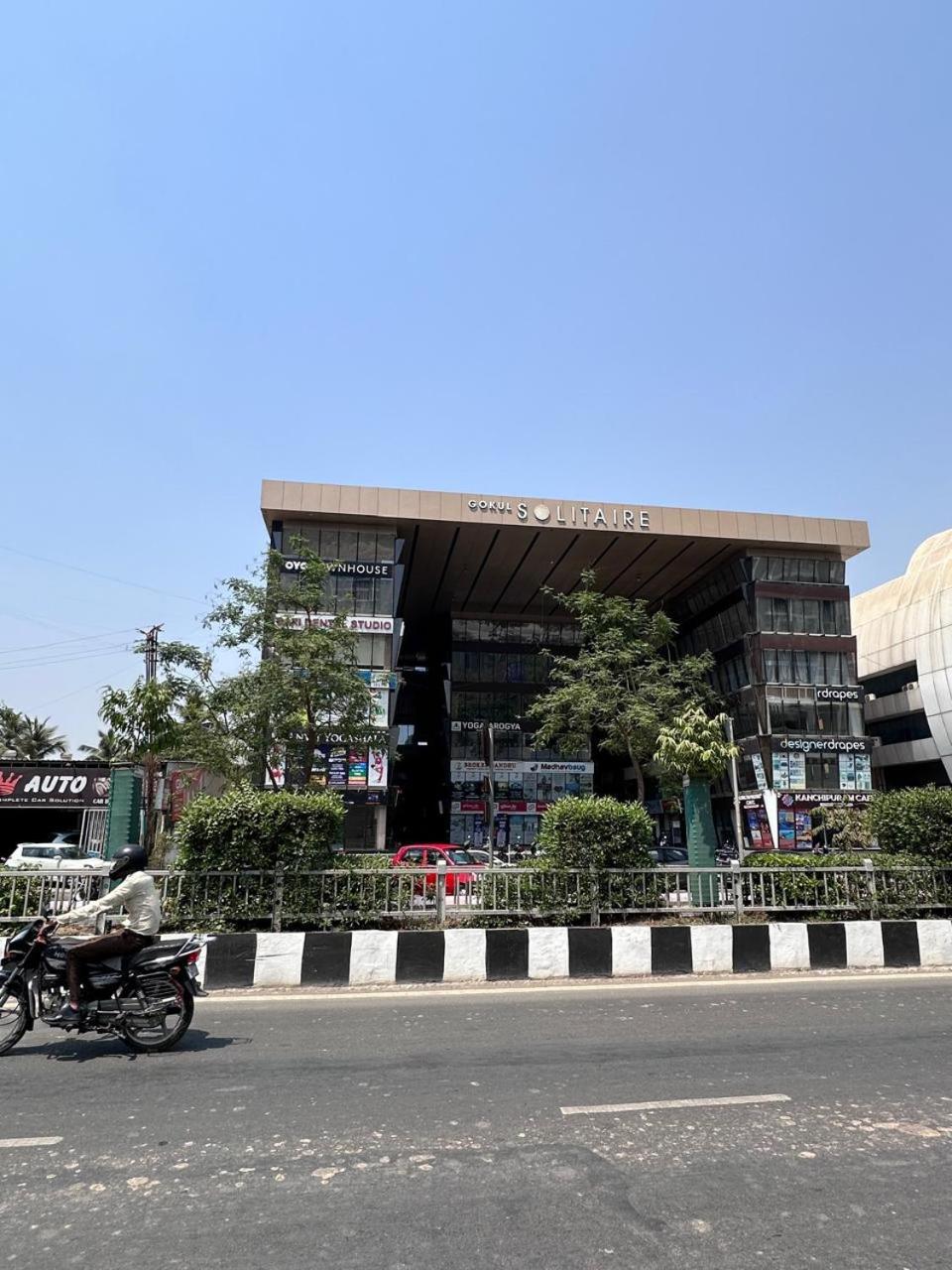 Hotel Gokul Solitaire, Surat Bhatha Buitenkant foto